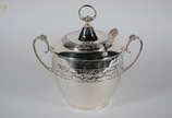 WMF - Poncheira de metal alemão espessurado a p... - WMF - Poncheira de metal alemão espessurado a prata, grega floral em relevo, acompanha concha. Altura 41 cm.