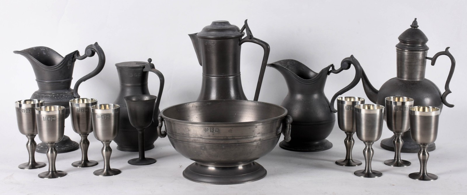 Diversas peças de estanho, sendo 3 bules, 2 jarras, bowl e 9 copinhos... - foto 1 de 6