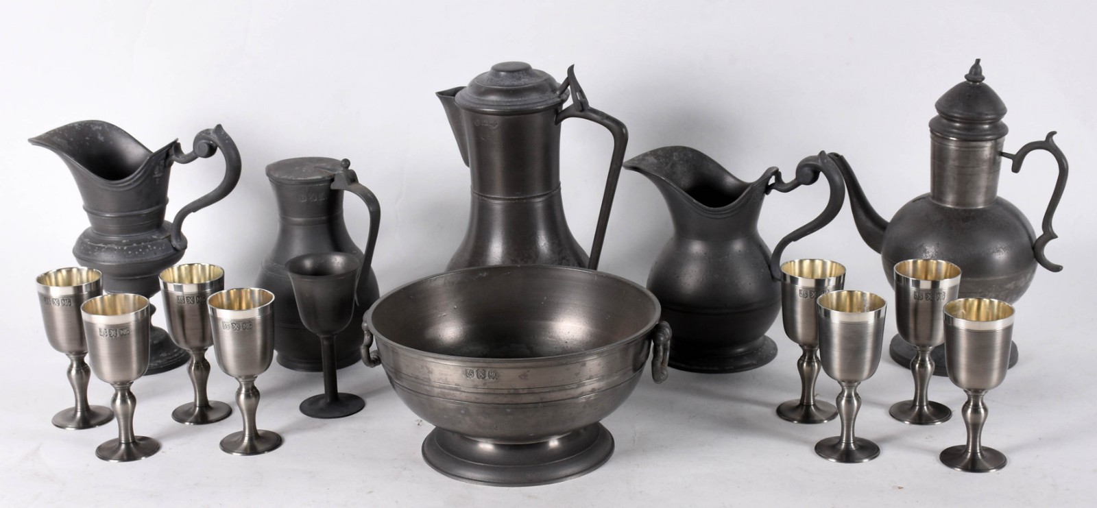 Diversas peças de estanho, sendo 3 bules, 2 jarras, bowl e 9 copinhos... - foto 2 de 6