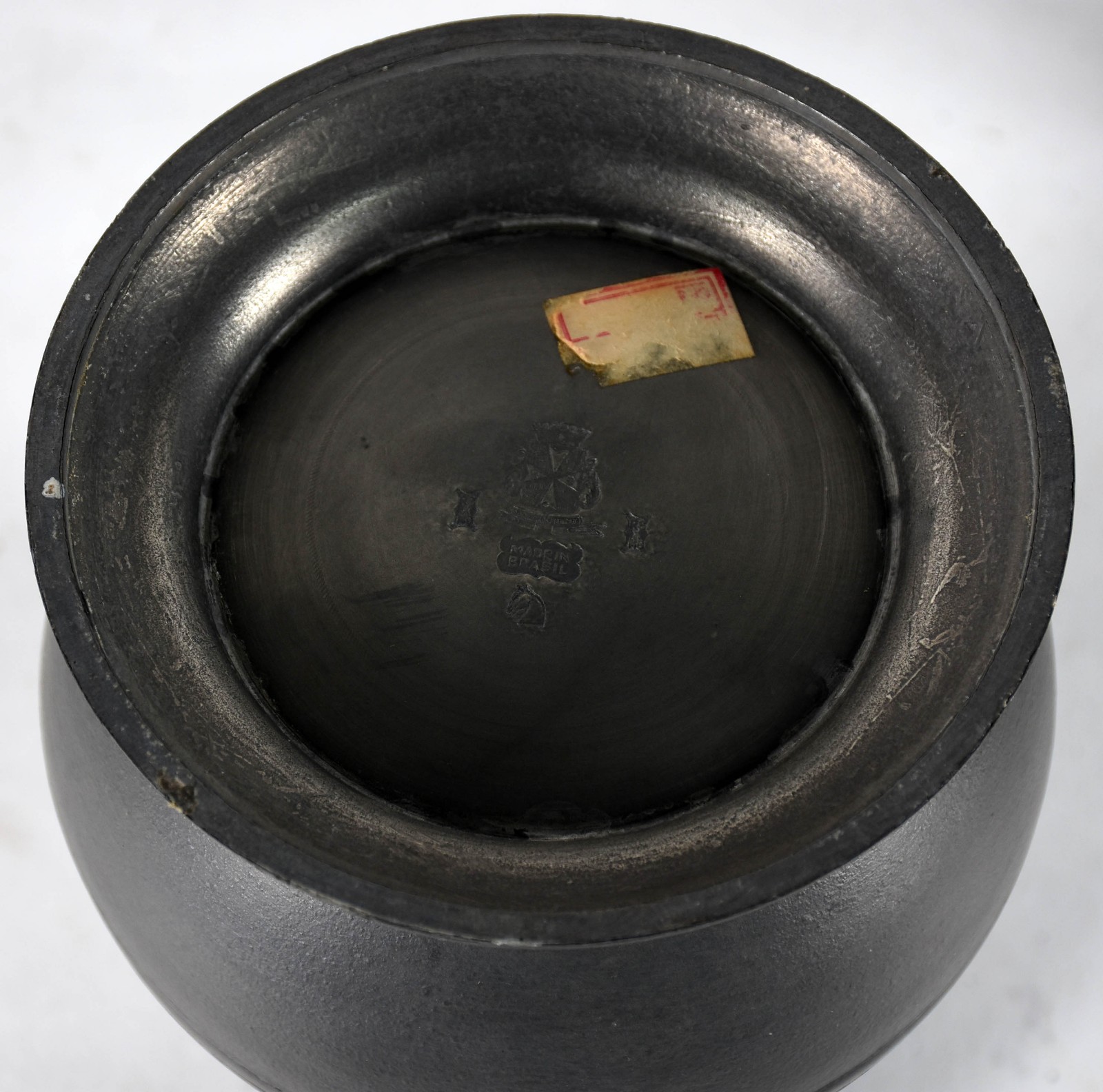 Diversas peças de estanho, sendo 3 bules, 2 jarras, bowl e 9 copinhos... - foto 3 de 6