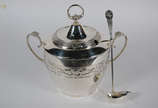 WMF - Poncheira de metal alemão espessurado a p... - WMF - Poncheira de metal alemão espessurado a prata, grega floral em relevo, acompanha concha. Altura 41 cm.