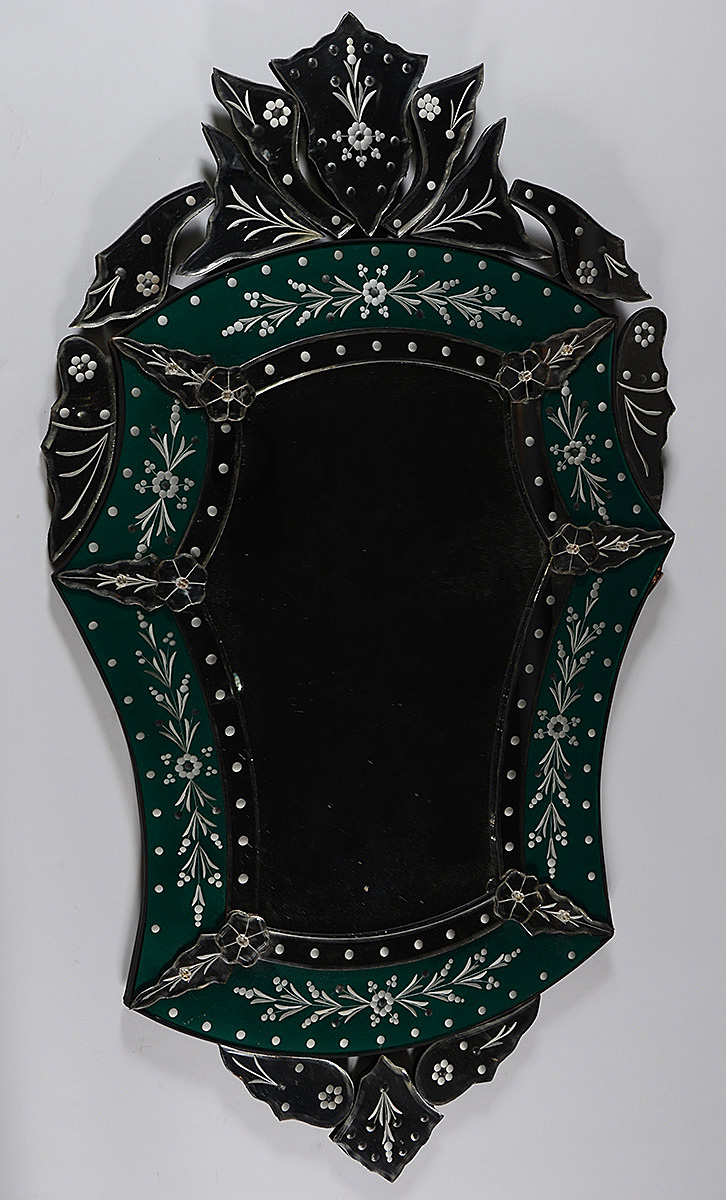 Espelho estilo veneziano com detalhes verdes. Medidas 1,24 x 0,70 m.