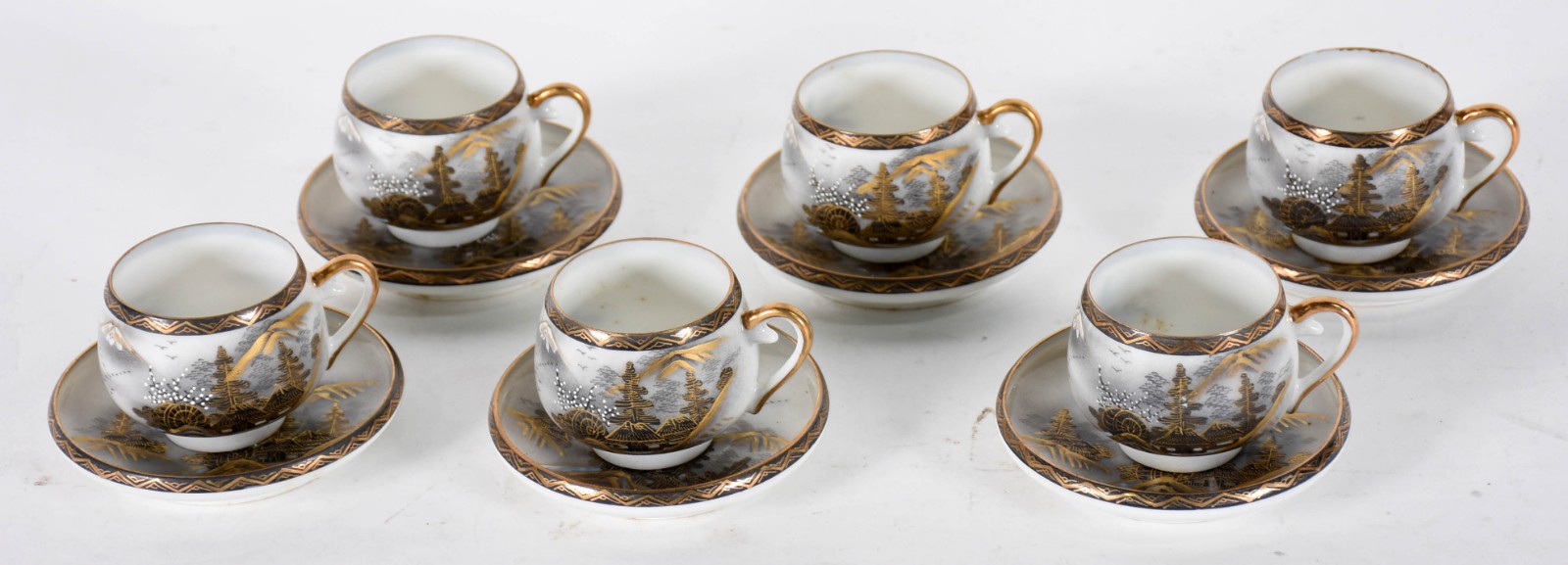 Seis xícaras com pires para café em fina porcelana oriental. - foto 2 de 5