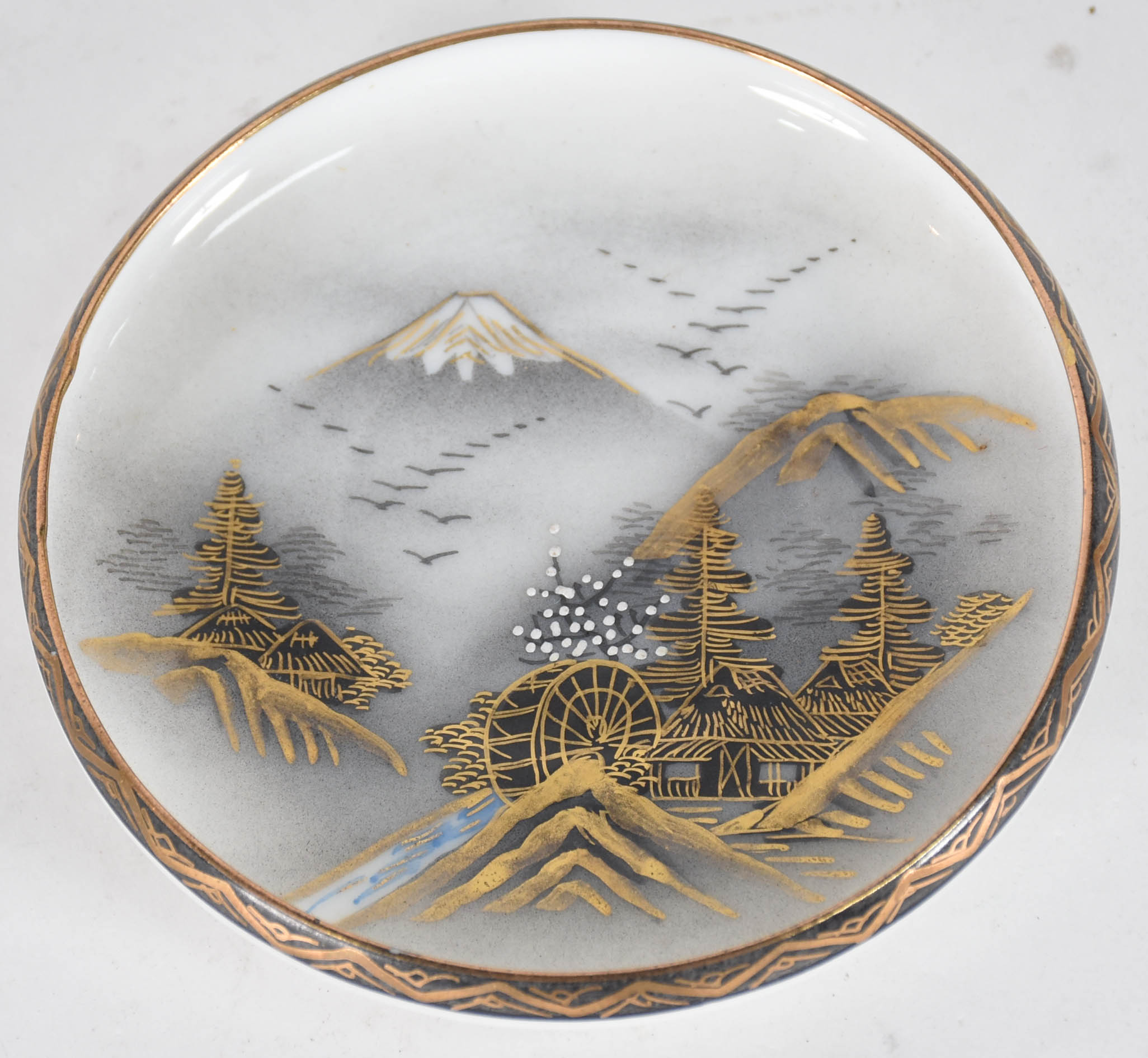 Seis xícaras com pires para café em fina porcelana oriental. - foto 3 de 5