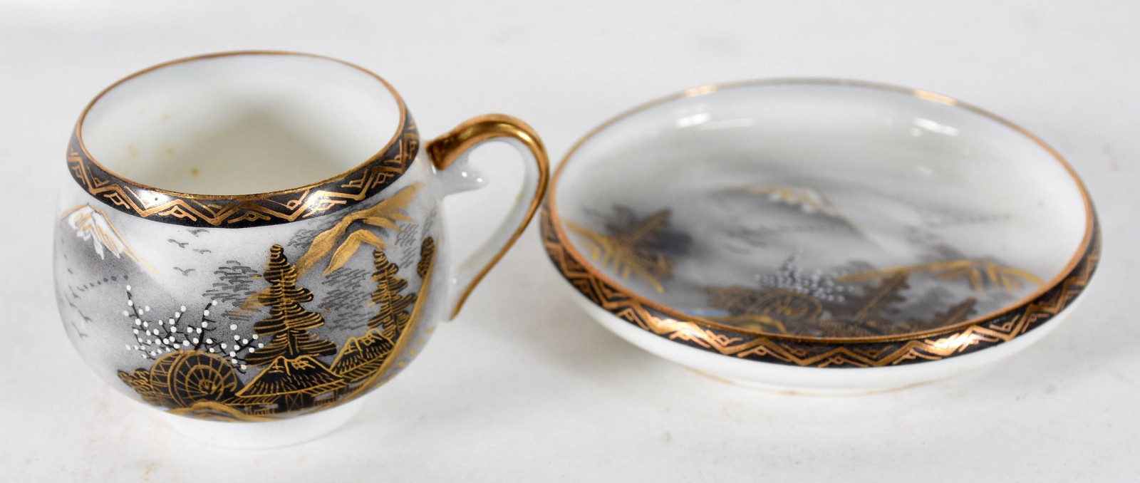 Seis xícaras com pires para café em fina porcelana oriental. - foto 4 de 5