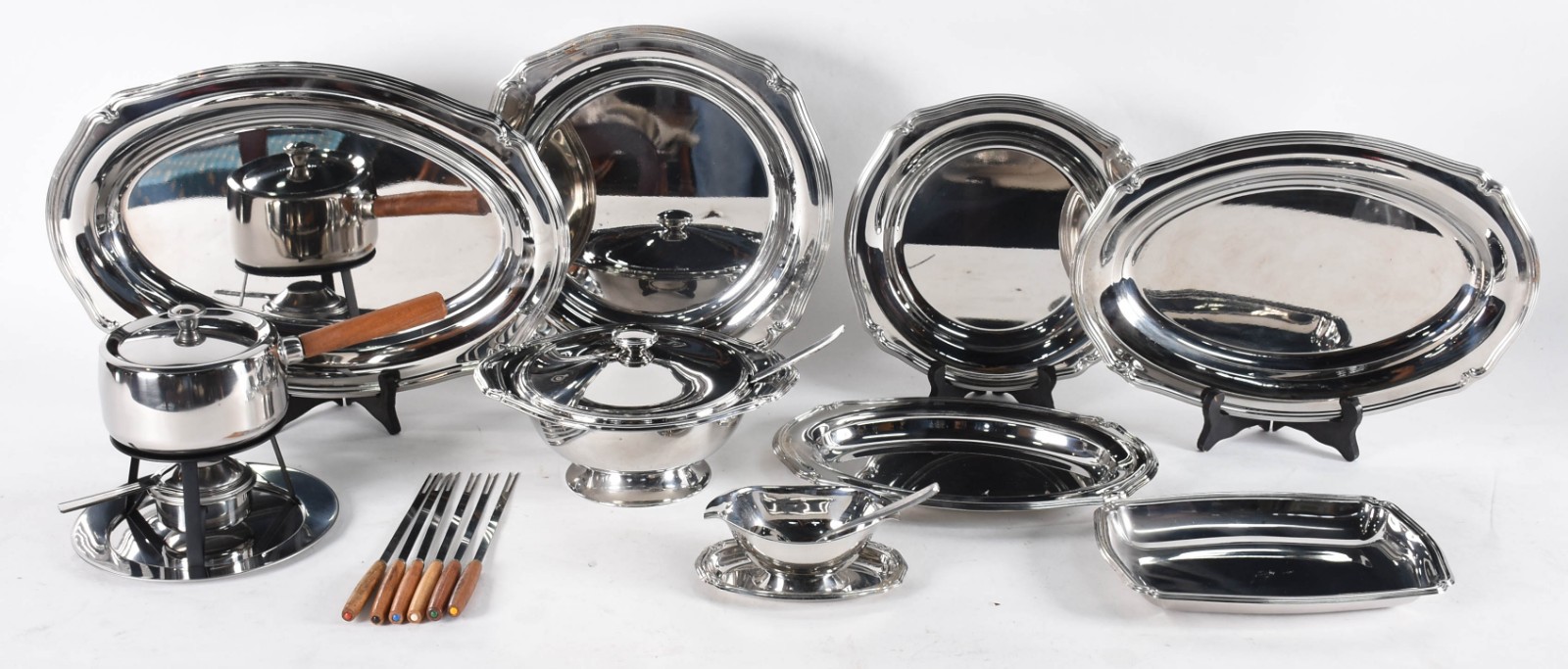 Baixela de inox para jantar com 8 peças e, acompanha panela para... - foto 1 de 4