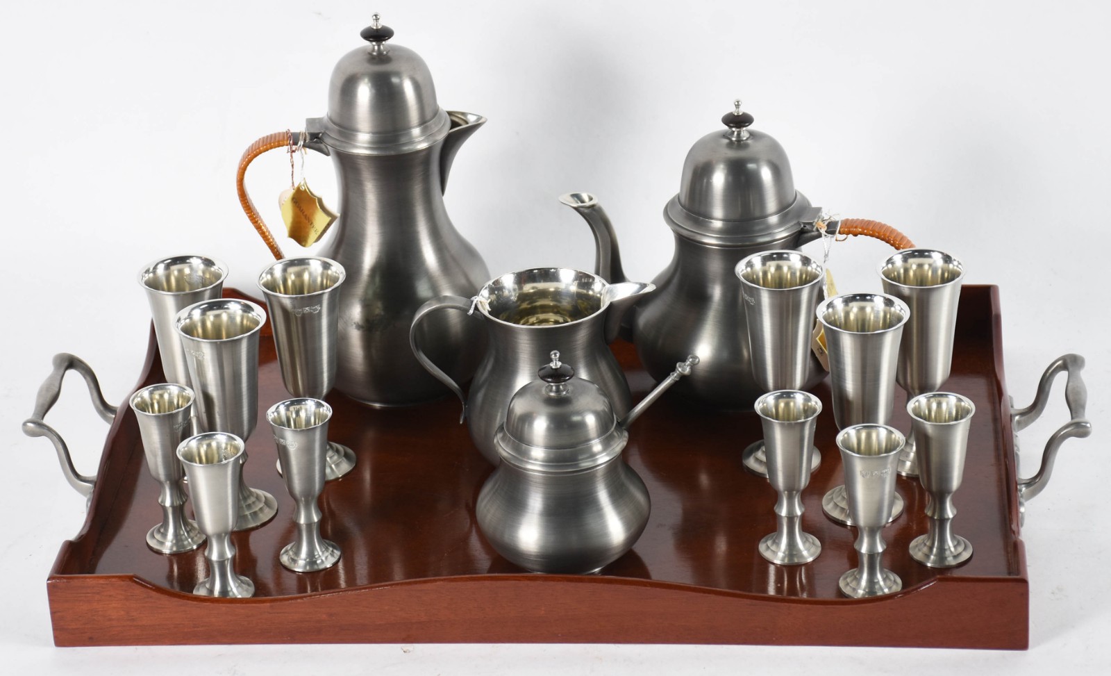 Diversas peças de estanho, sendo Conjunto para chá e café composto de... - foto 1 de 9