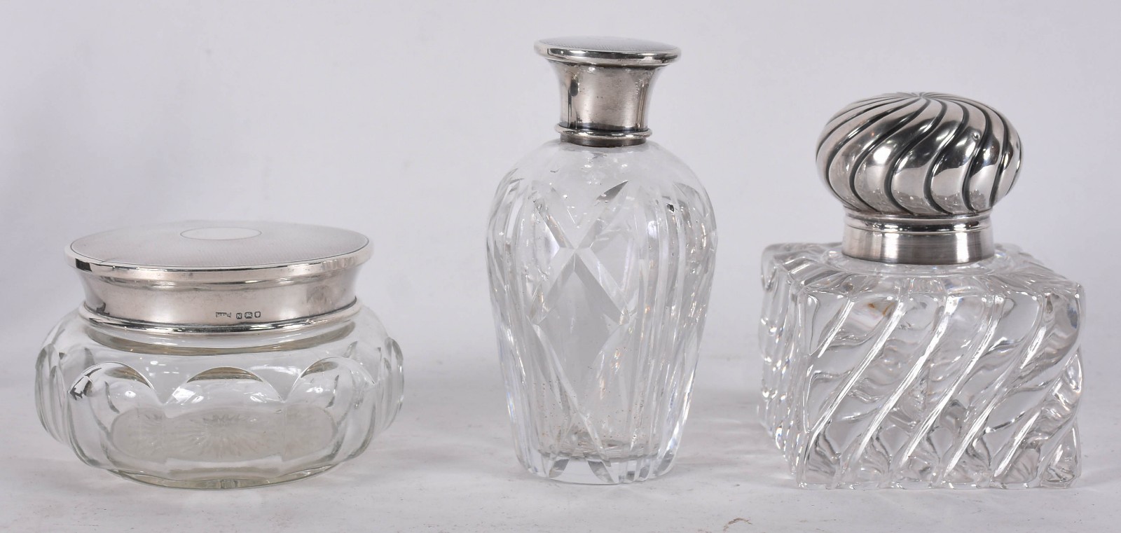 Tres frascos de cristal diversos com tampas de prata contrastada. - foto 1 de 6