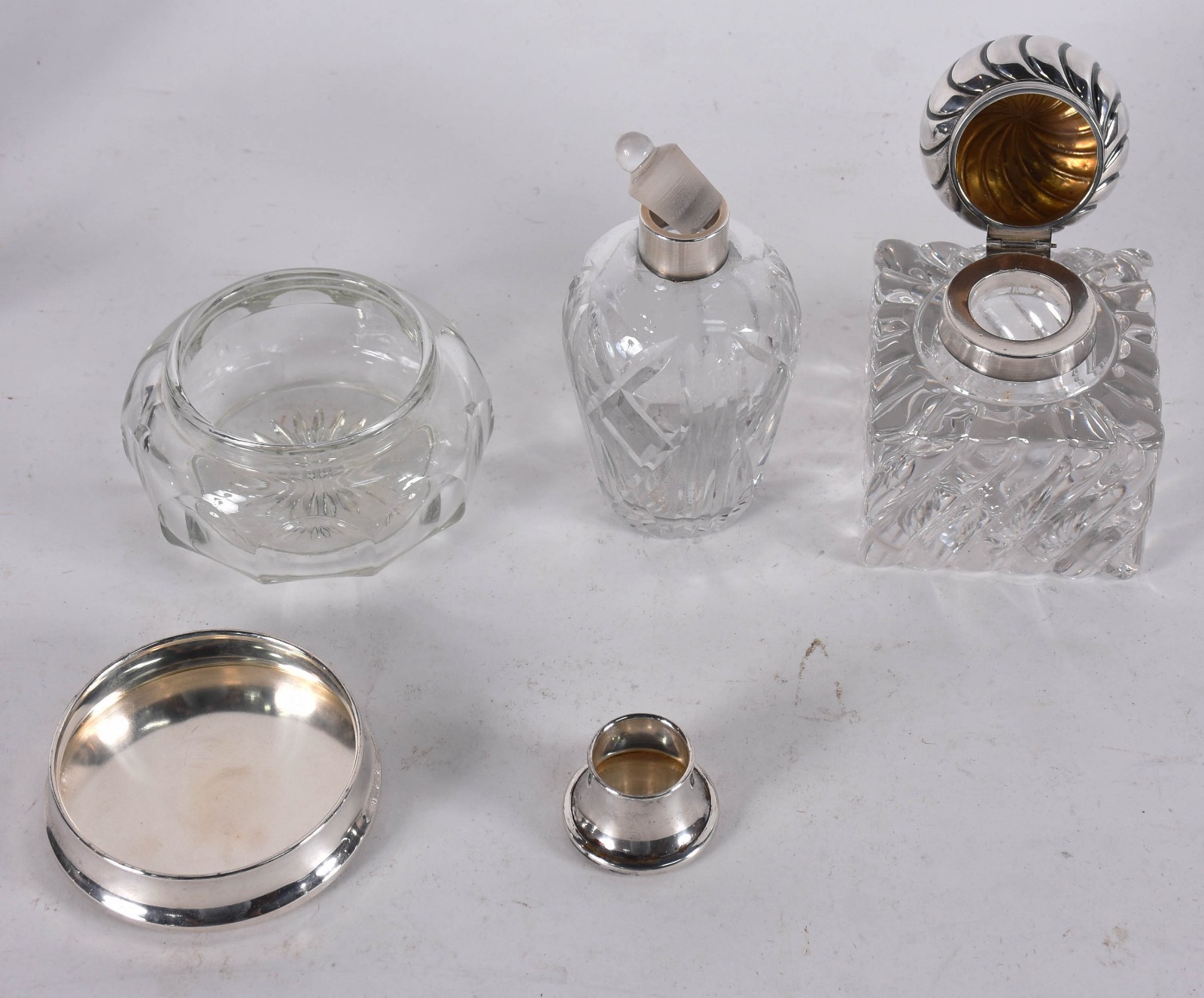 Tres frascos de cristal diversos com tampas de prata contrastada. - foto 2 de 6