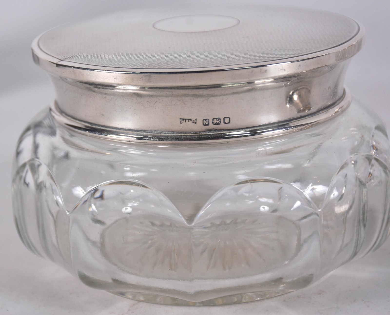 Tres frascos de cristal diversos com tampas de prata contrastada. - foto 4 de 6