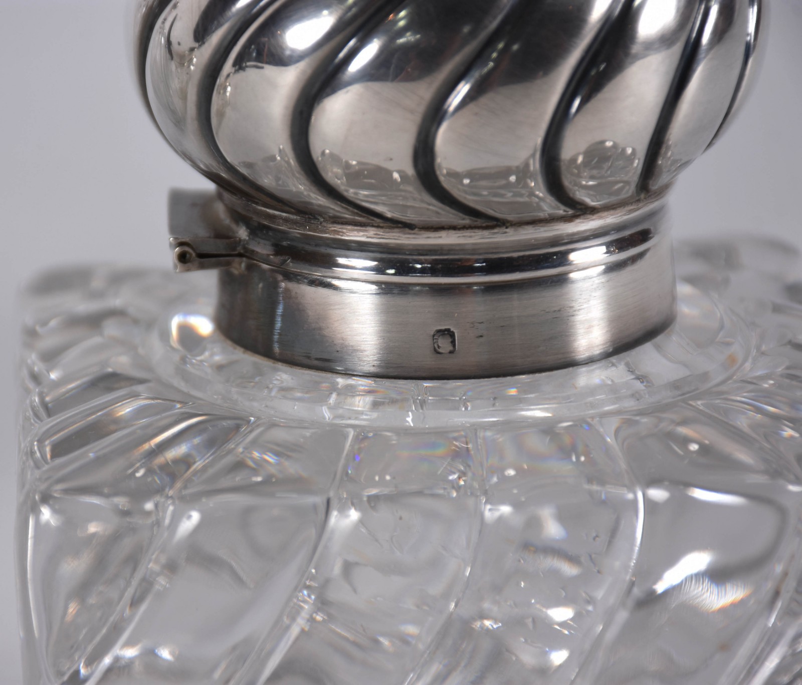 Tres frascos de cristal diversos com tampas de prata contrastada. - foto 5 de 6