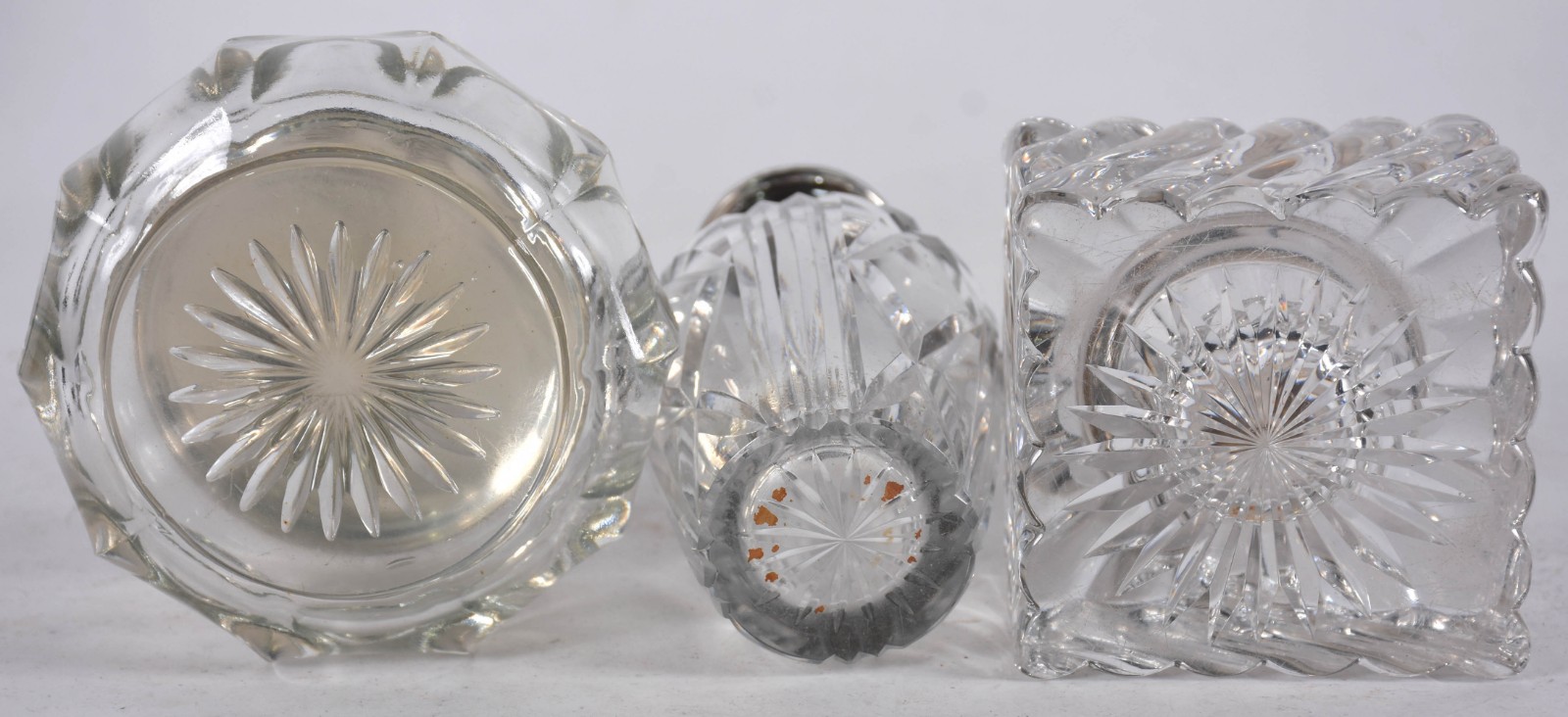 Tres frascos de cristal diversos com tampas de prata contrastada. - foto 6 de 6