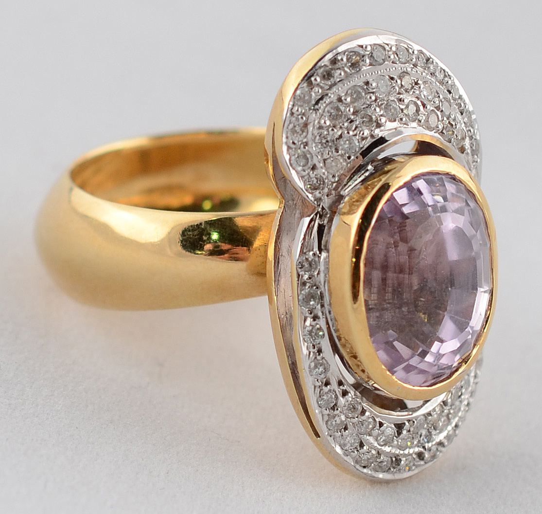 Anel de ouro 18 k, com ametista lavanda lapidação oval facetada e... - foto 1 de 2