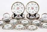Serviço para chá de porcelana oriental com flor... - Serviço para chá de porcelana oriental com flores em policromia, composto de 12 xícaras com pires e 10 pratos para sobremesa. Total 22 peças.