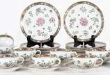 Serviço para chá de porcelana oriental com flor... - Serviço para chá de porcelana oriental com flores em policromia, composto de 12 xícaras com pires e 10 pratos para sobremesa. Total 22 peças.