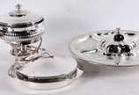 Tres peças de metal prateado, sendo: porta peti... - Tres peças de metal prateado, sendo: porta petiscos giratórios com recipientes de vidro; porta pirex e panela com cabo de madeira e réchaud.
