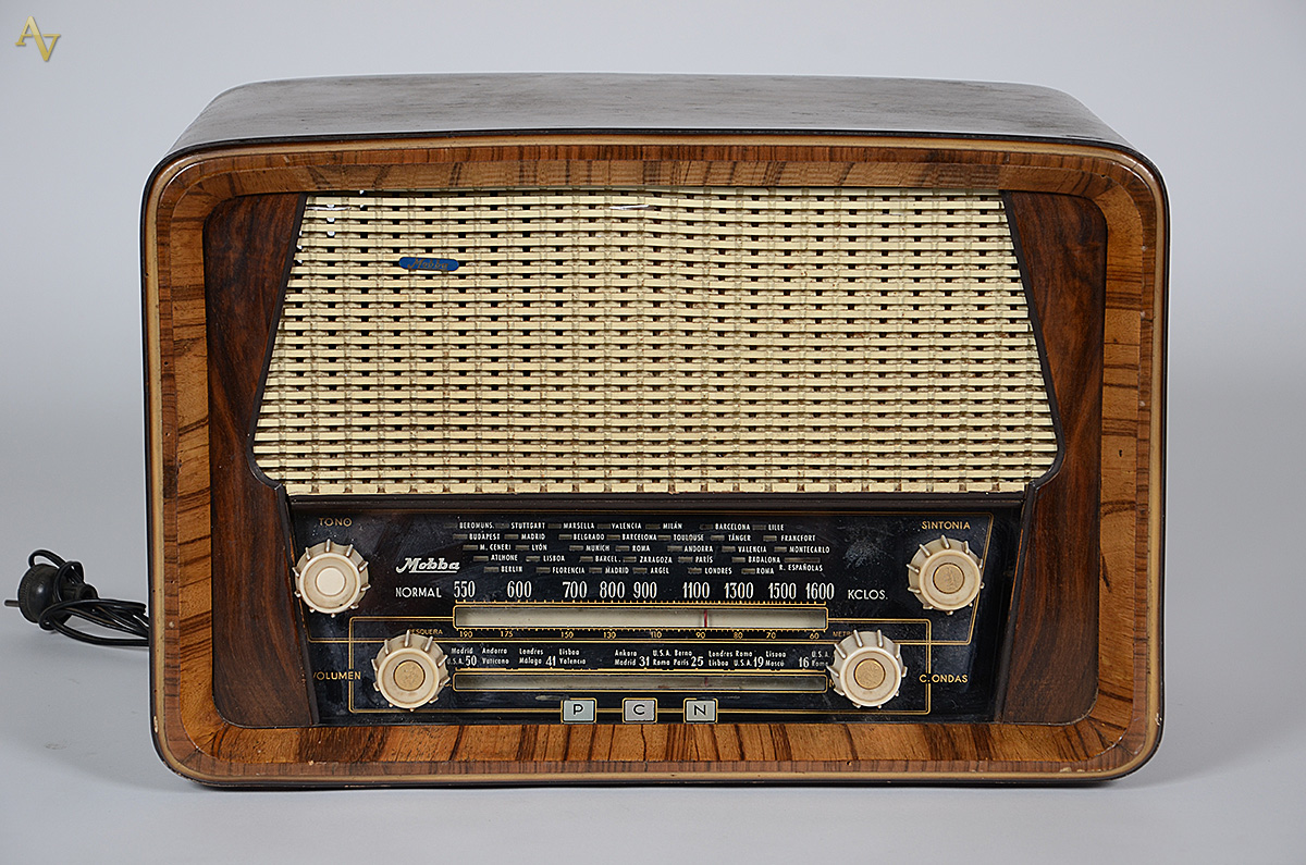 Antigo rádio Art Deco, marca MOBBA, com caixa de madeira. Medidas 49... - foto 1 de 2