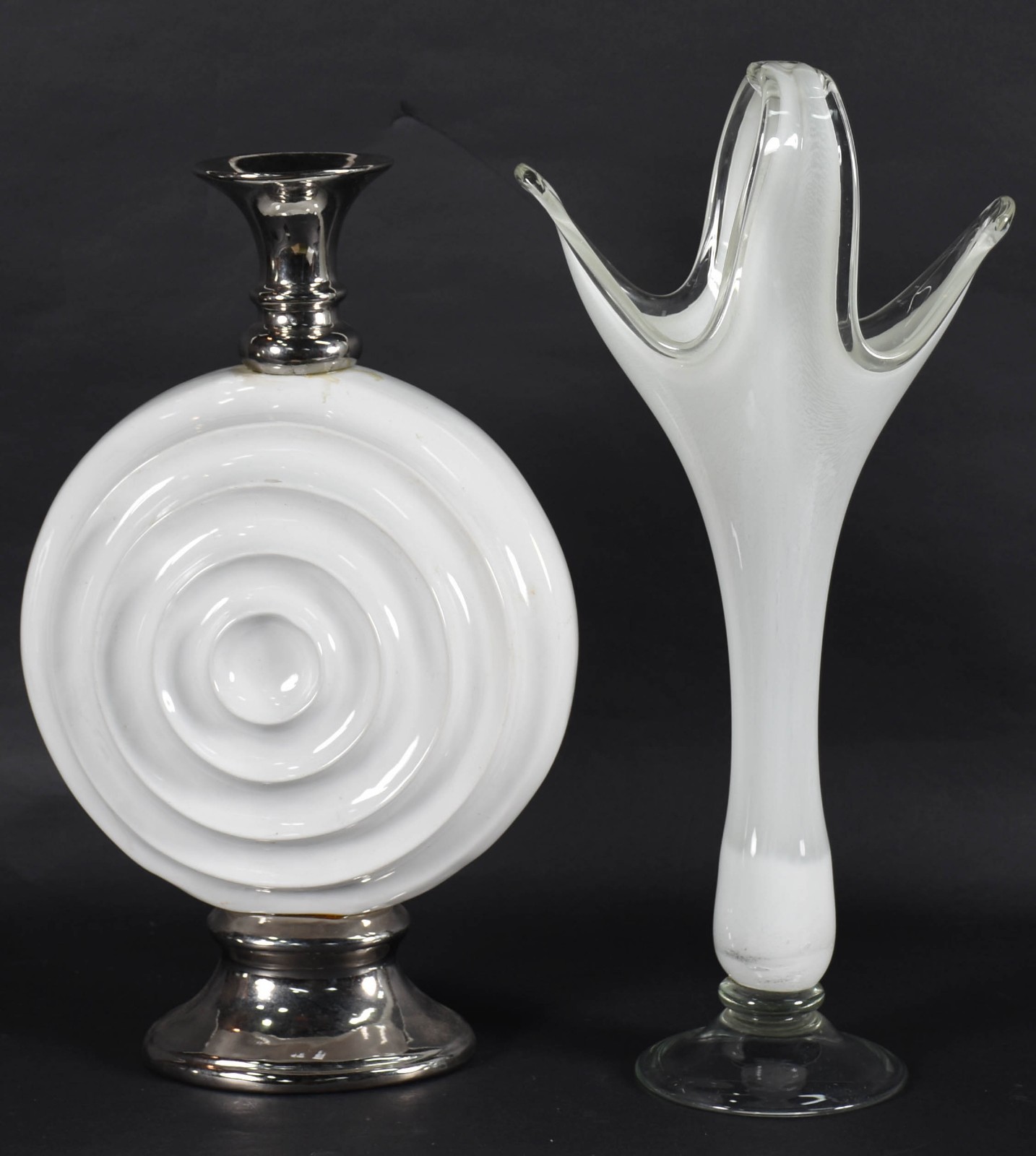 Duas peças sendo, jarra decorativa de murano branco e ânfora de metal... - foto 1 de 3