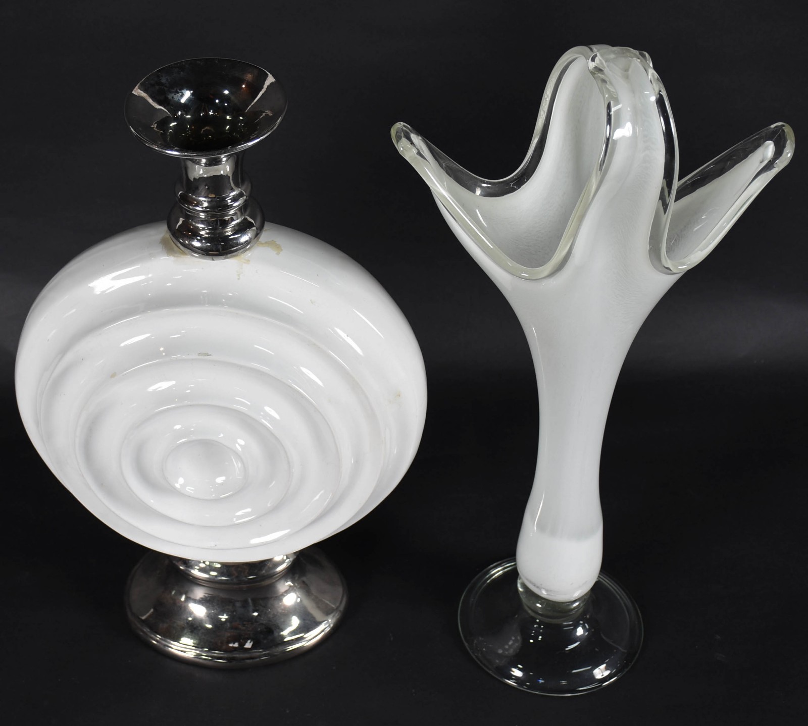 Duas peças sendo, jarra decorativa de murano branco e ânfora de metal... - foto 2 de 3