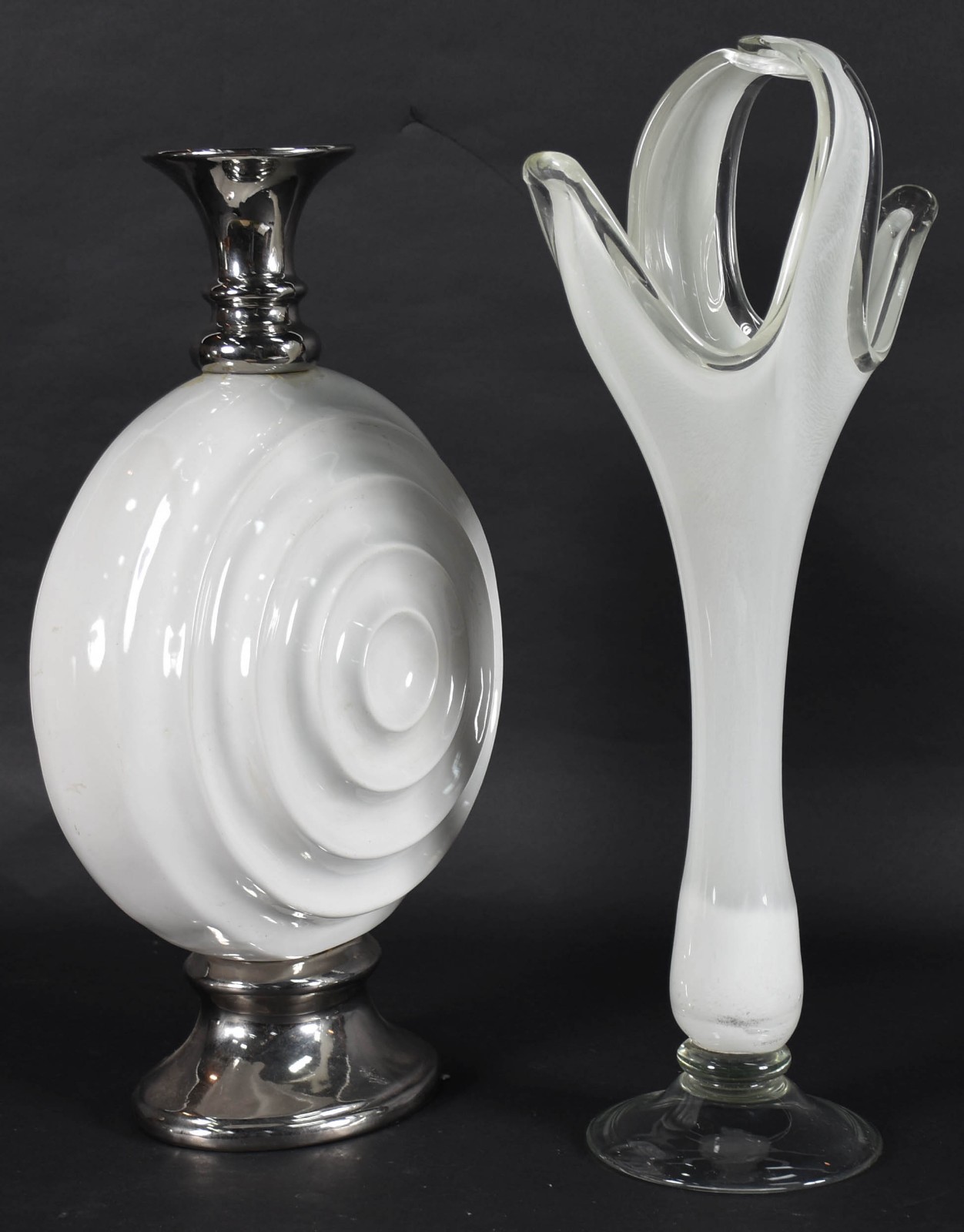 Duas peças sendo, jarra decorativa de murano branco e ânfora de metal... - foto 3 de 3
