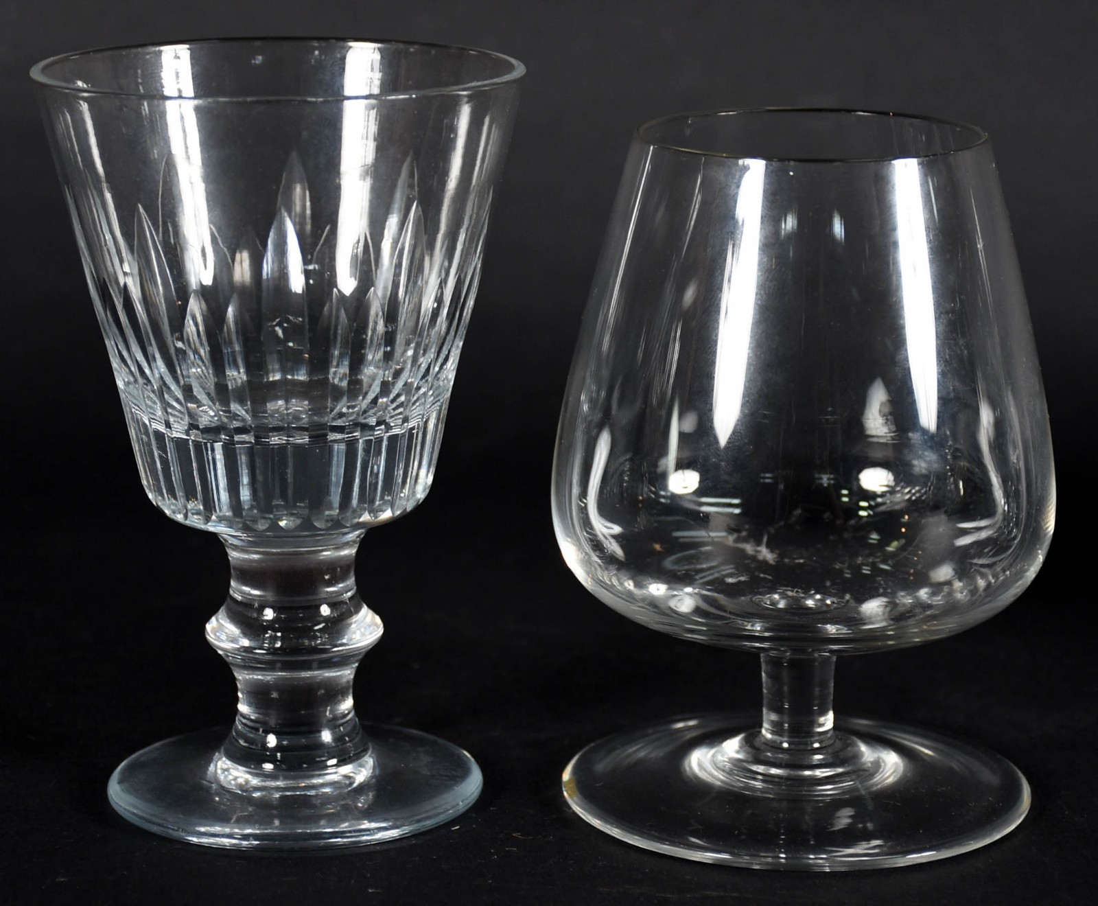 Conjunto de cristal com diversas lapidações, sendo 11 taças lisas... - foto 2 de 6