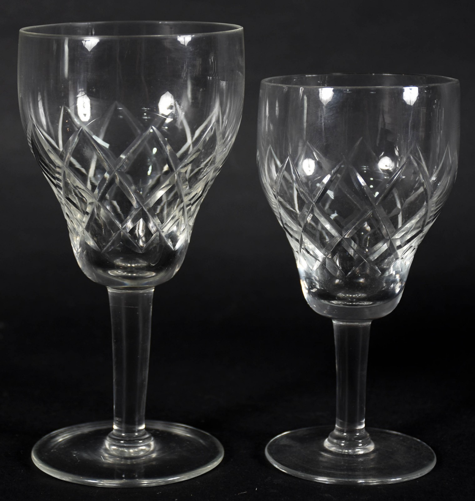 Conjunto de cristal com diversas lapidações, sendo 11 taças lisas... - foto 3 de 6