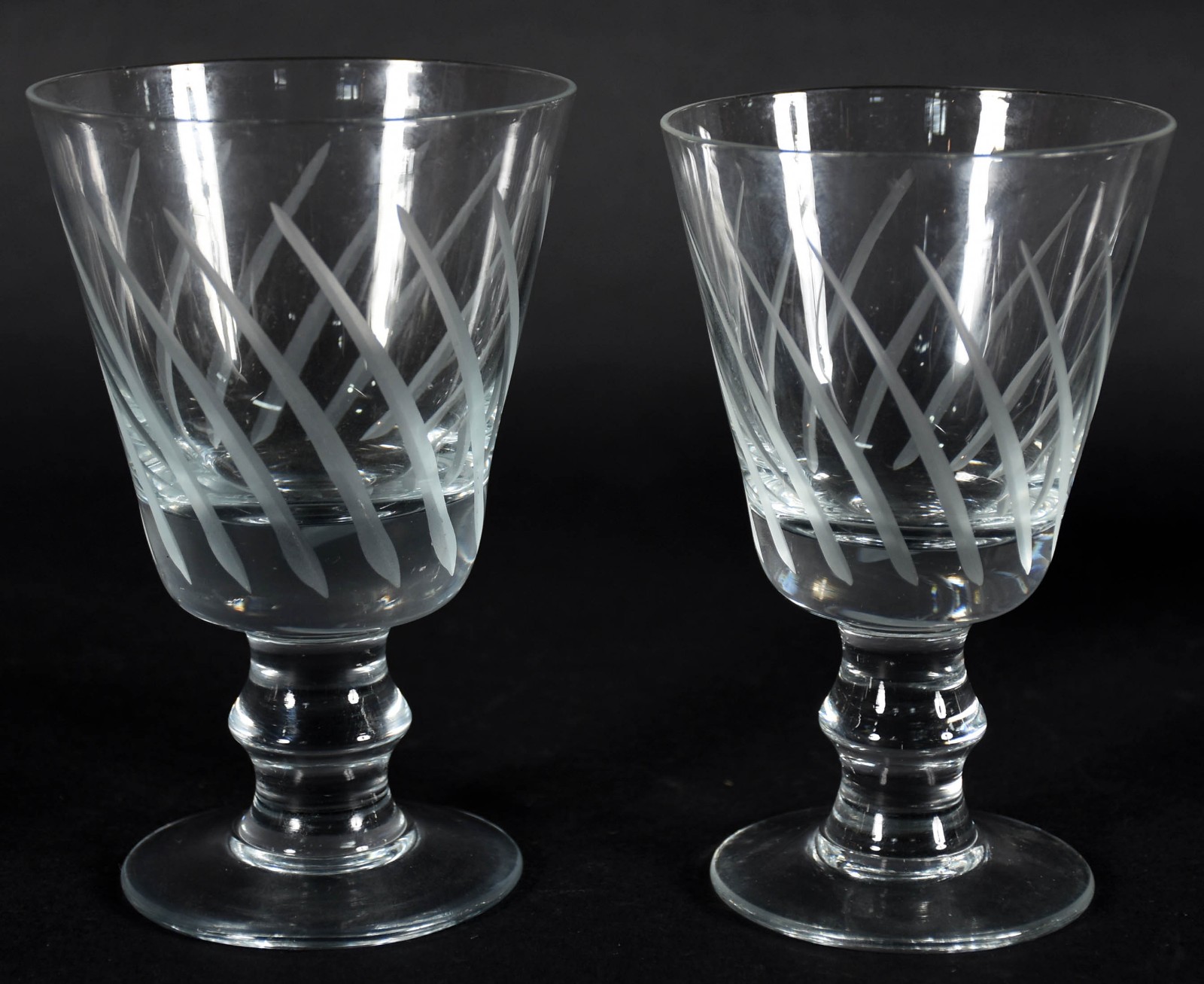 Conjunto de cristal com diversas lapidações, sendo 11 taças lisas... - foto 4 de 6