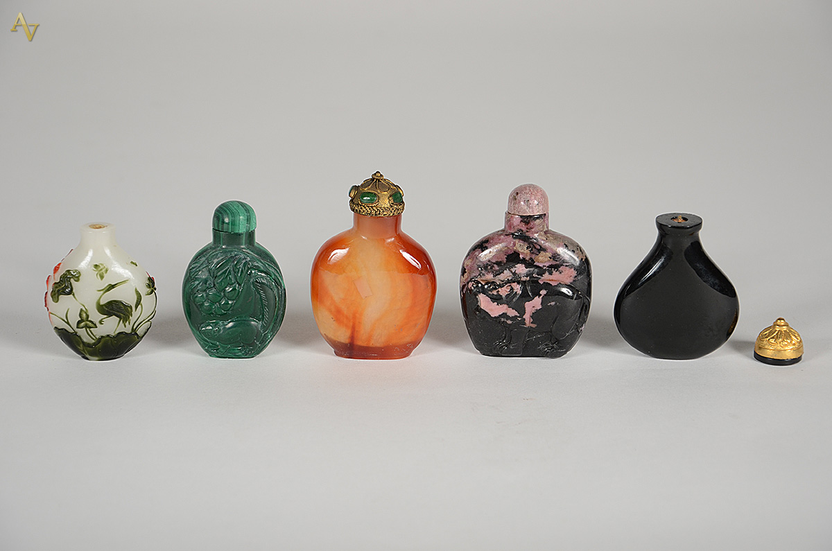 Conjunto com 5 snuff bottles de diversas procedências. Alturas de 5 à... - foto 1 de 2