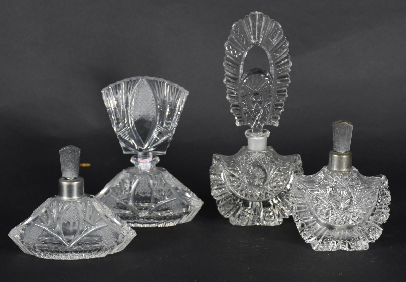 Quatro perfumeiros diversos de vidro. - foto 1 de 5