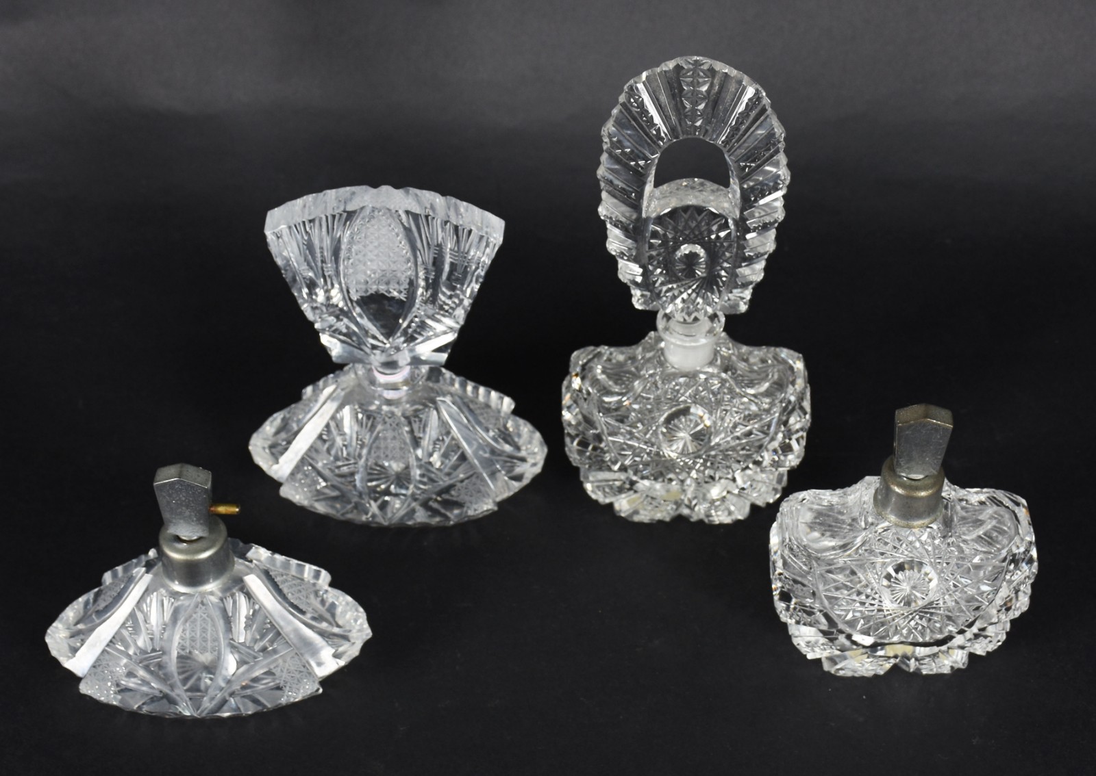 Quatro perfumeiros diversos de vidro. - foto 2 de 5