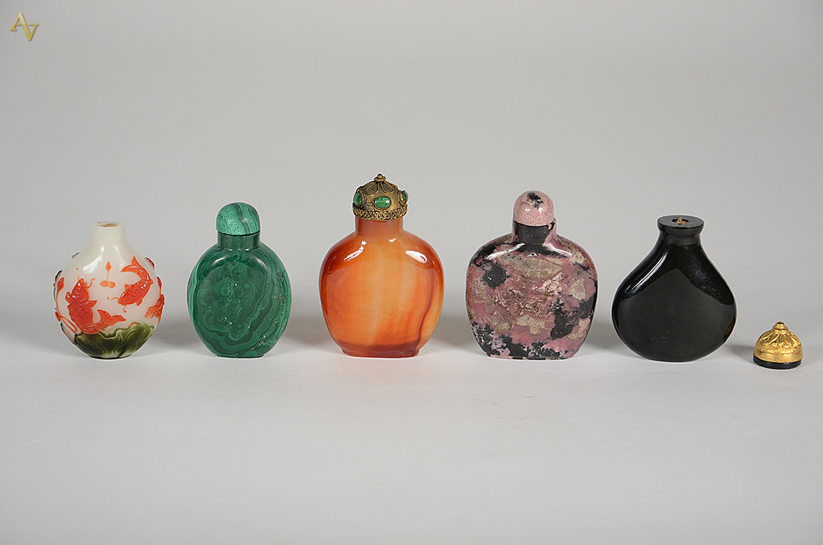 Conjunto com 5 snuff bottles de diversas procedências. Alturas de 5 à... - foto 2 de 2