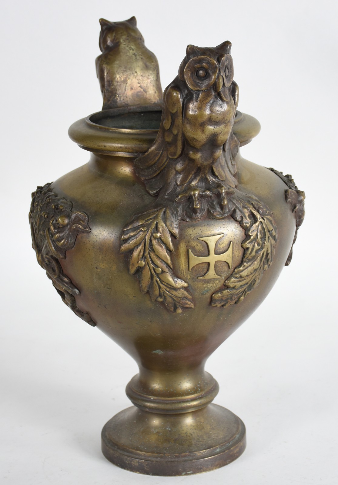 Vaso de bronze com pegas laterais na forma de corujas sobre folhas e... - foto 2 de 3