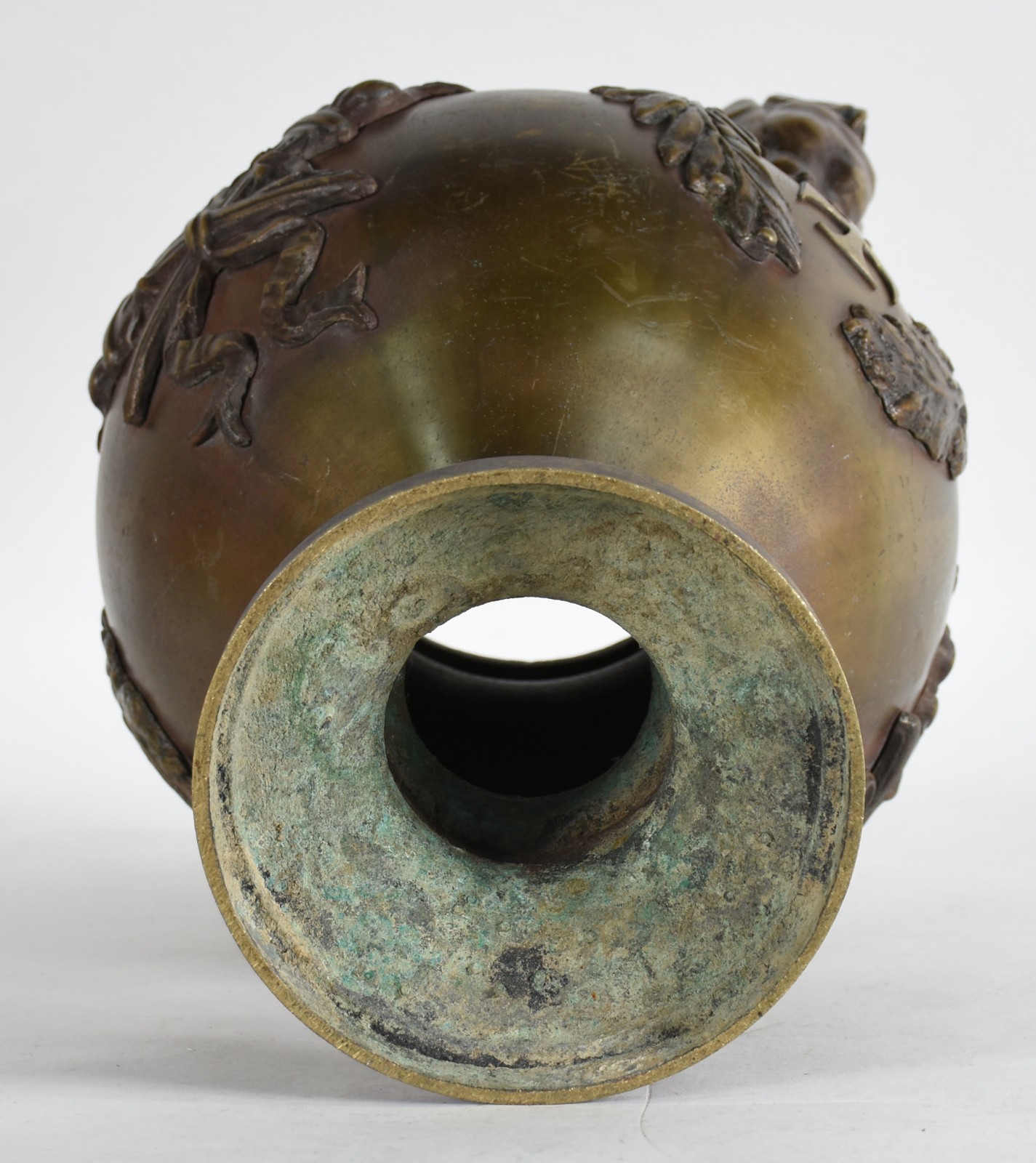 Vaso de bronze com pegas laterais na forma de corujas sobre folhas e... - foto 3 de 3
