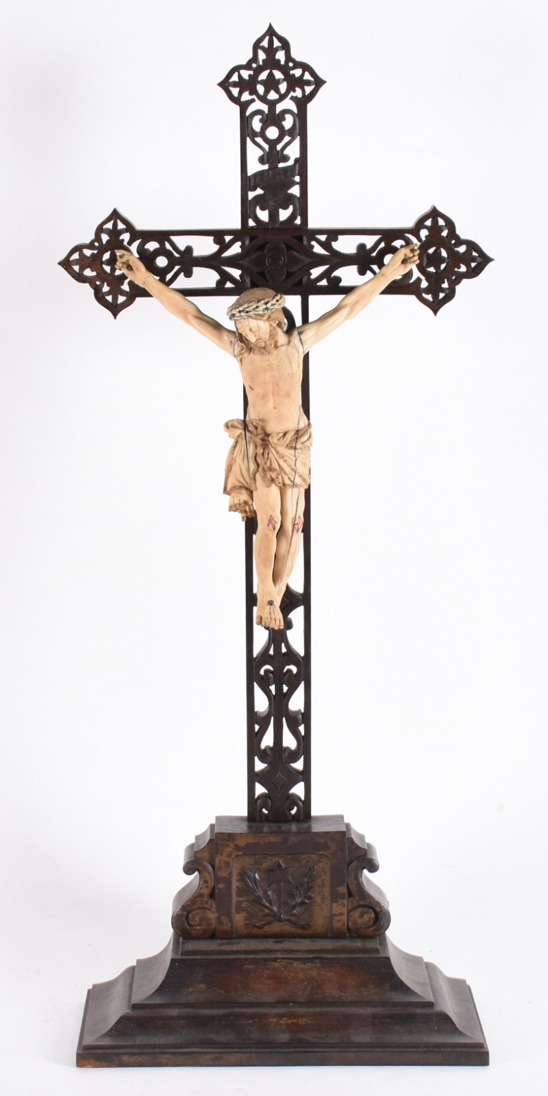 Belíssimo crucifixo de madeira entalhada com figura de Cristo de... - foto 1 de 7