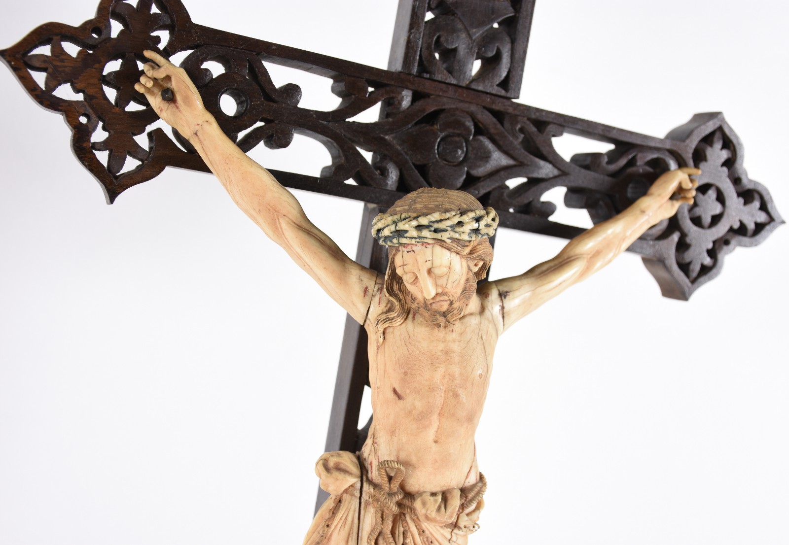 Belíssimo crucifixo de madeira entalhada com figura de Cristo de... - foto 6 de 7