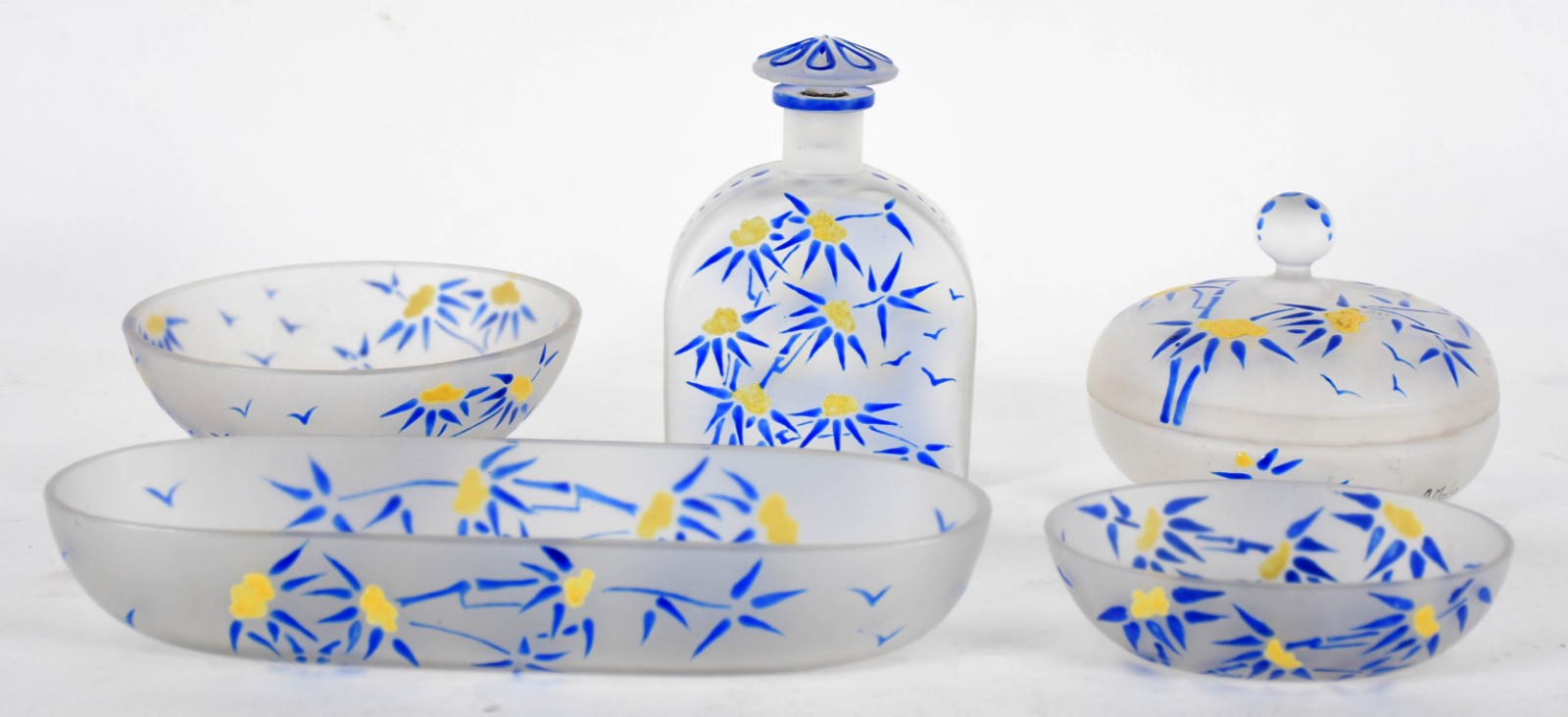 Conjunto toillet com cinco peças sendo perfumeiro, pucaro... - foto 2 de 4