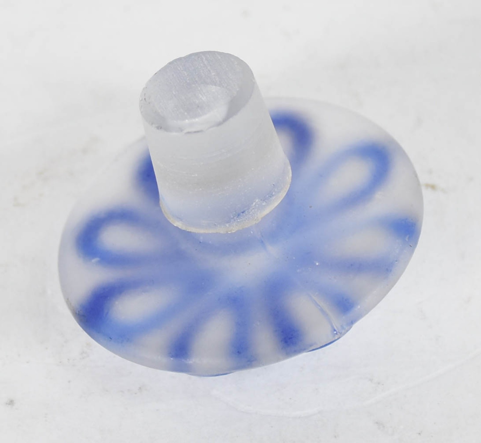 Conjunto toillet com cinco peças sendo perfumeiro, pucaro... - foto 3 de 4
