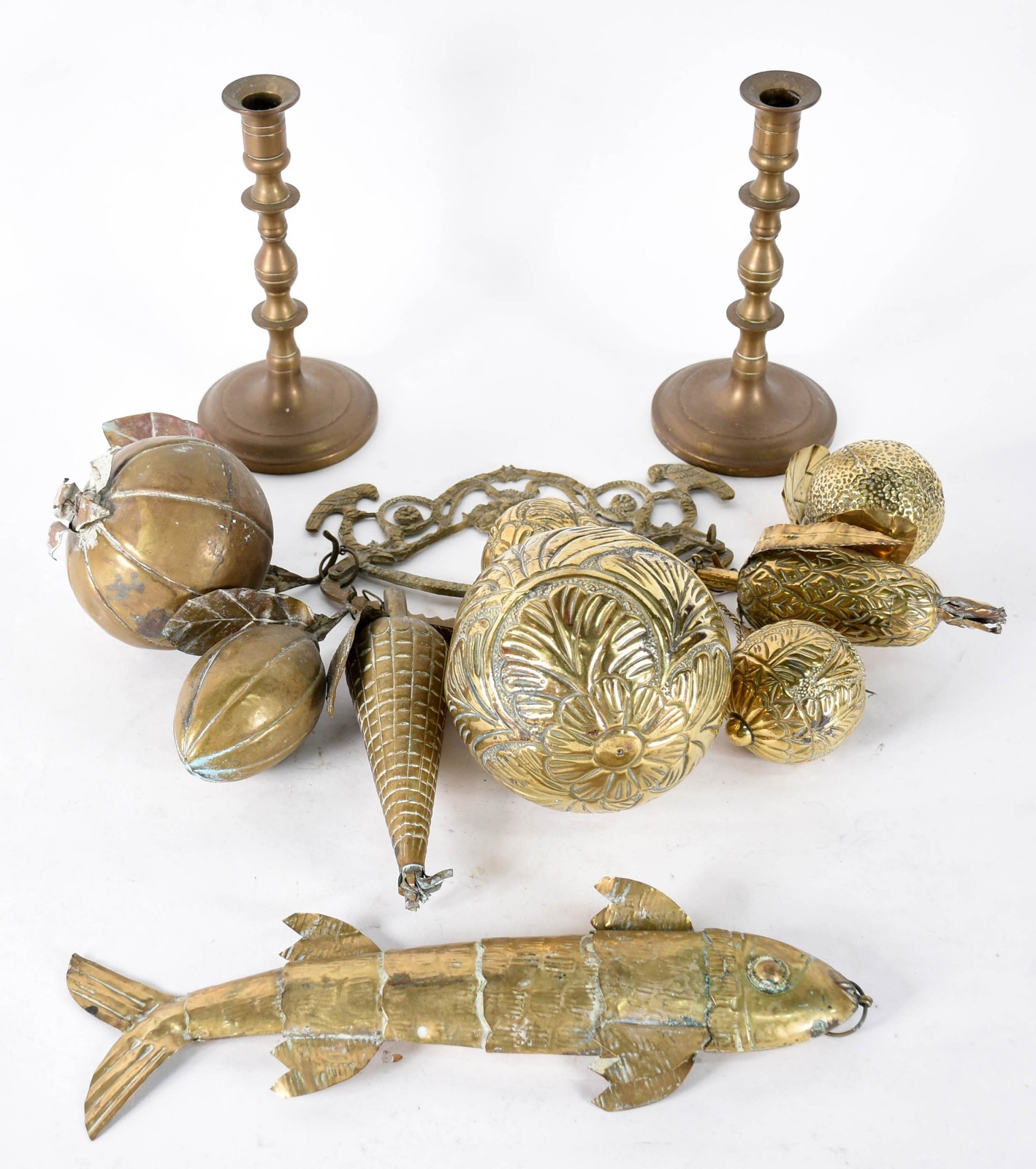 Diversas peças, sendo: peixe decorativo em metal dourado articulado... - foto 1 de 9