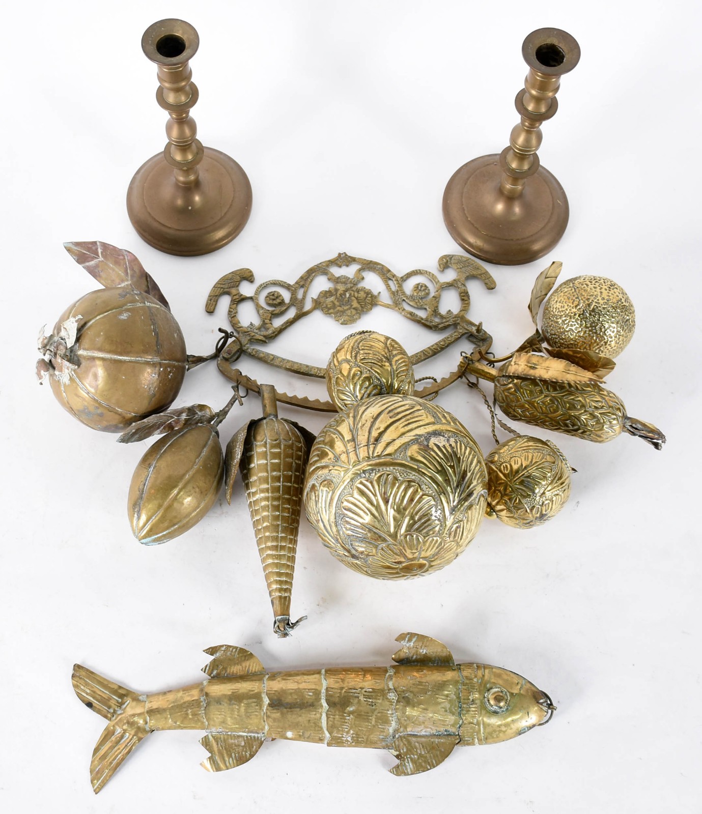 Diversas peças, sendo: peixe decorativo em metal dourado articulado... - foto 2 de 9
