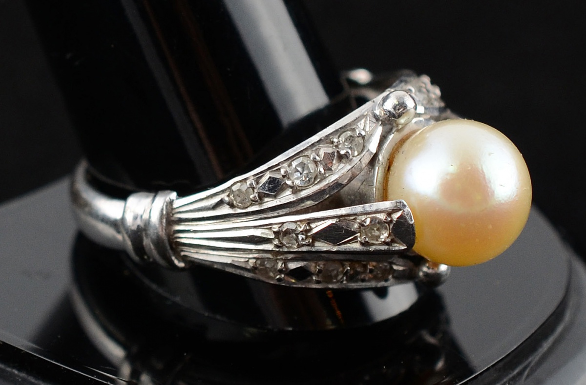 Anel de ouro branco com pérola de 9 mm e dezesseis brilhantes com... - foto 1 de 2