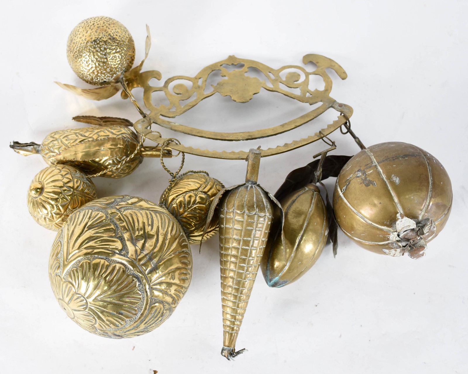 Diversas peças, sendo: peixe decorativo em metal dourado articulado... - foto 5 de 9
