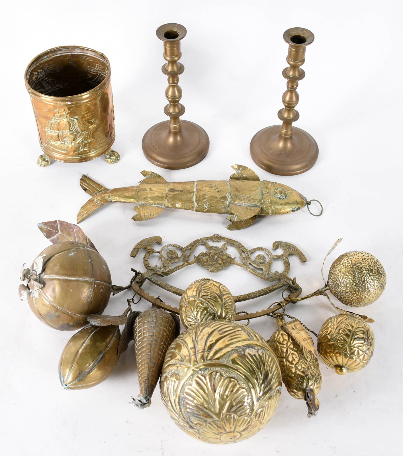 Diversas peças, sendo: peixe decorativo em metal dourado articulado... - foto 7 de 9