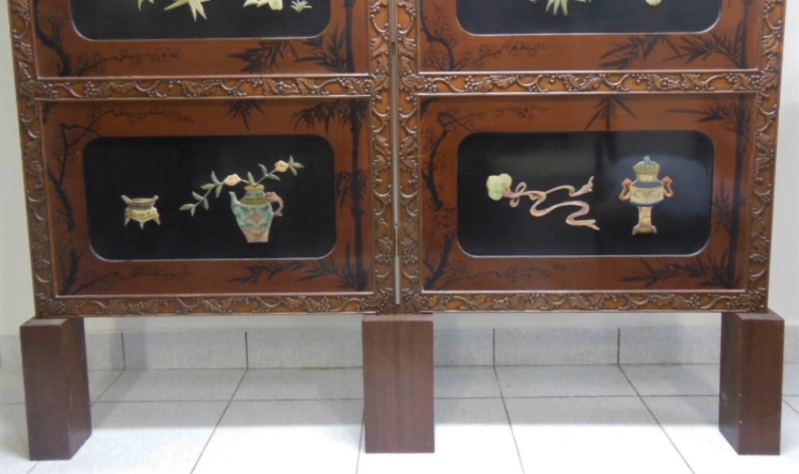 Biombo oriental com 2 folhas em madeira, em dois tons, entalhada com... - foto 2 de 2