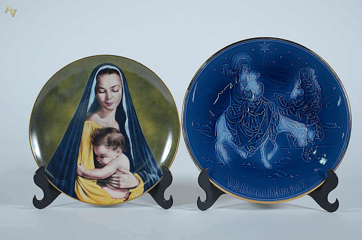 Dois pratos de porcelana, um alemão e um americano, decorados com... - foto 1 de 3
