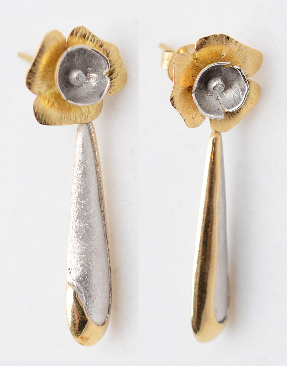 Par de brincos em ouro amarelo e branco 18 k em forma de flor. Peso...