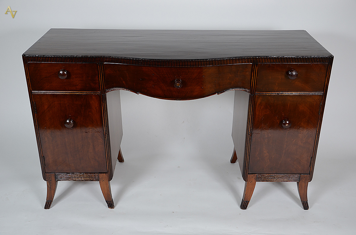 Mesa escrivaninha de madeira nobre com 3 gavetas e 2 portas. Medidas... - foto 1 de 2