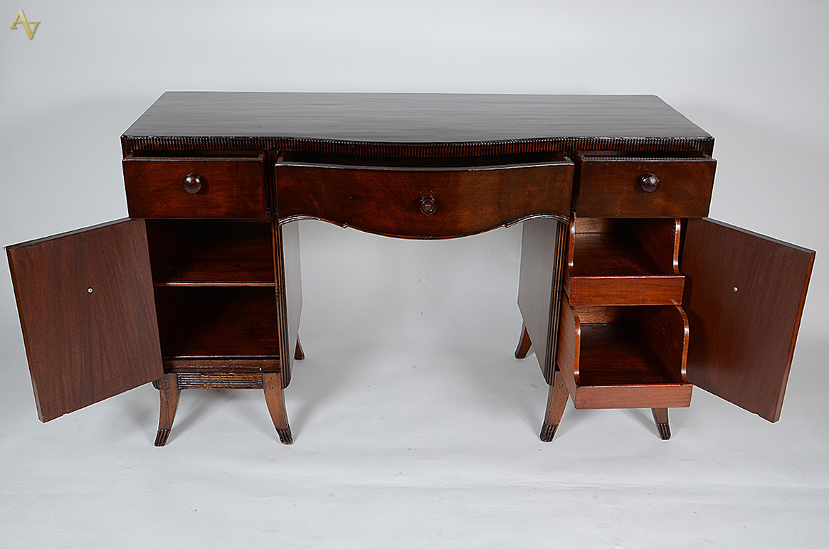 Mesa escrivaninha de madeira nobre com 3 gavetas e 2 portas. Medidas... - foto 2 de 2