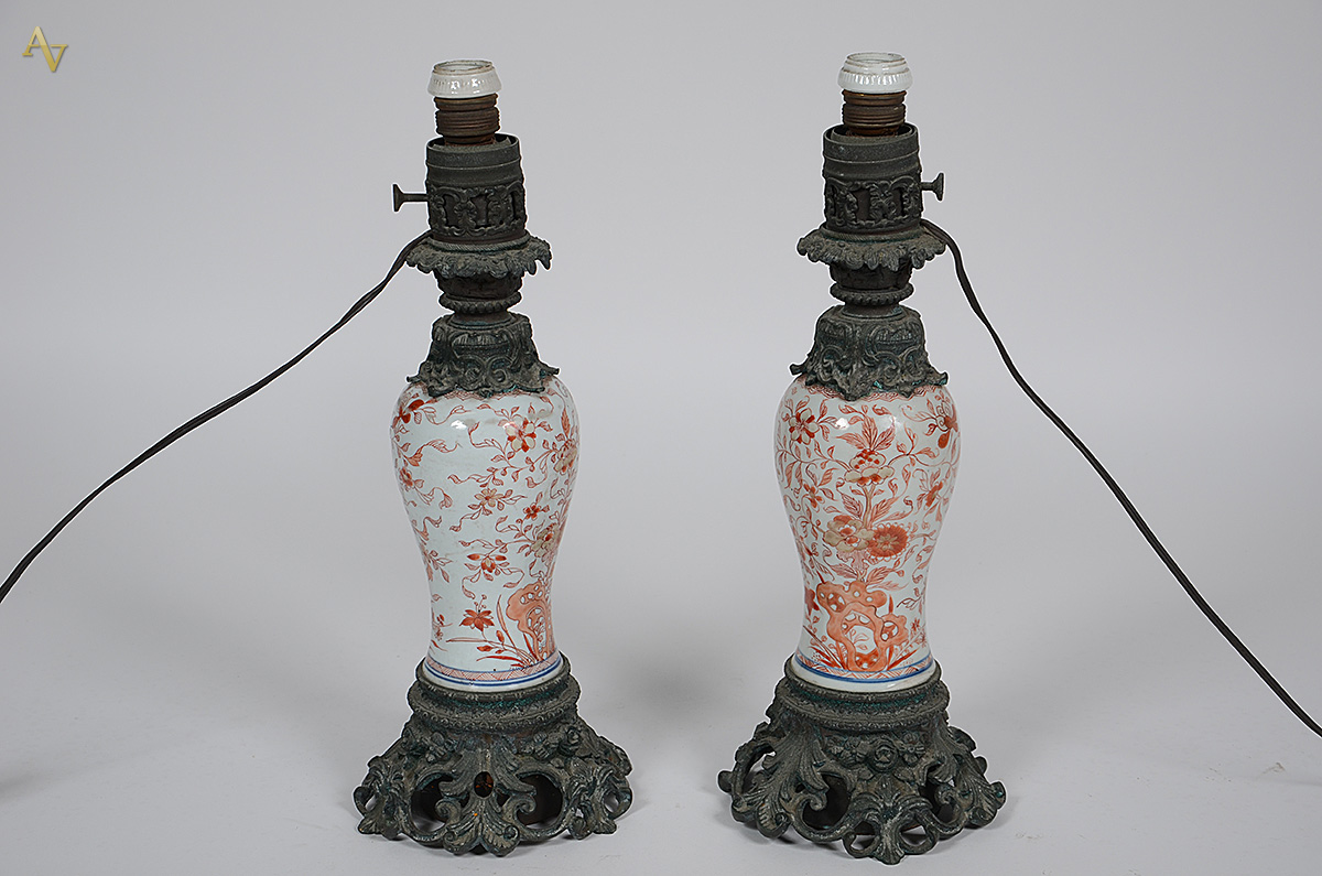 Par de abajures de porcelana oriental com flores em rouge de fer e...