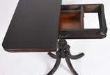 Mesa/console de madeira nobre com tampo dobráve... - Mesa/console de madeira nobre com tampo dobrável, base feitio balaústre terminando em 4 pernas recurvas.