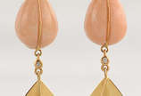 Par de brincos pingentes de ouro 18 k, modelo c... - Par de brincos pingentes de ouro 18 k, modelo carambola, com cristal nude e brilhantes - 9,1 g.
